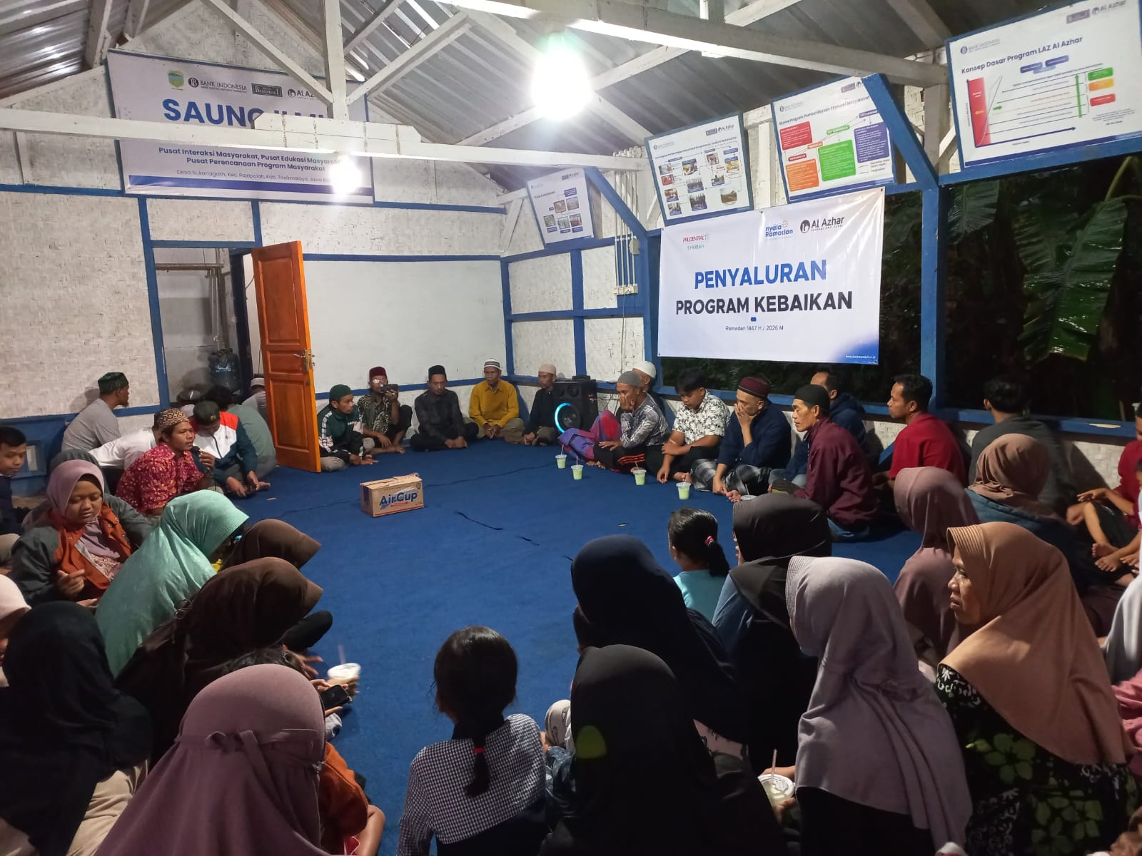 100 Warga Cihatep Tasikmalaya Terima Paket Buka Puasa dari Prudential Syariah
